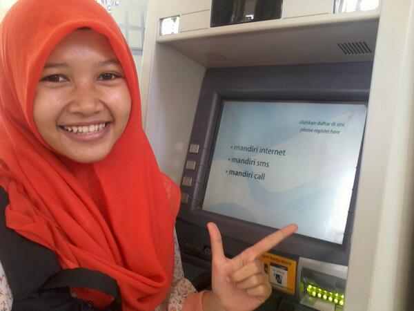 MahadirAziz's tweet photo. @mandirifiesta #selfiemandiriatm di ATM Mandiri Pertanian UGM #JKRINJANI http://t.co/3TjYdh7hRz
