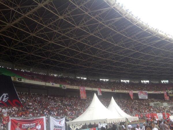 slankdotcom's tweet photo. Penonton #Ngabuburit2Jari Akan menyanyikan lagu Indonesia Raya http://t.co/ZlvrEnyHeF