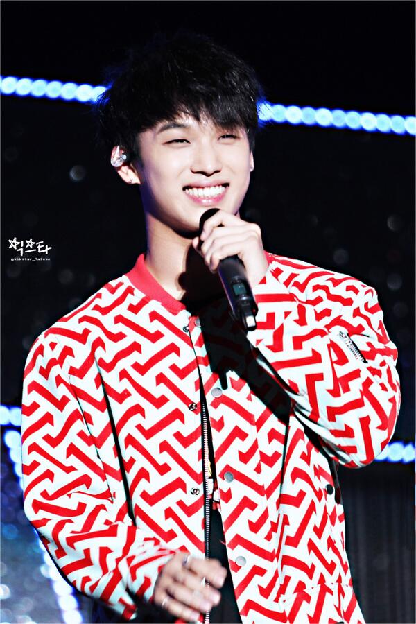 Sikstar_Taiwan's tweet photo. [UPDATE]140621 Best of Best Concert in Taiwan #현식
可以代言牙膏了XD
(http://t.co/8wqmt14sCV) @BTOB_IMHYUNSIK http://t.co/7FhkfI5i7c