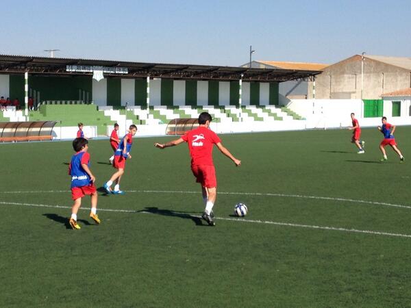 CampusBolanos's tweet photo. Primer partido de la mañana. Correctivo de los chicos de rojo a los de peto azul. Resultado 9-0 #CampusFutbolBolaños http://t.co/LPZ6Hm0tsJ