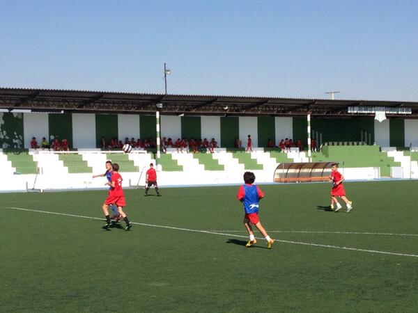 CampusBolanos's tweet photo. Primer partido de la mañana. Correctivo de los chicos de rojo a los de peto azul. Resultado 9-0 #CampusFutbolBolaños http://t.co/LPZ6Hm0tsJ