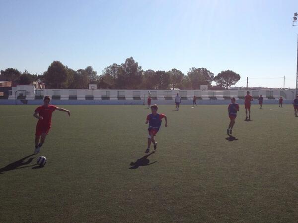 CampusBolanos's tweet photo. Primer partido de la mañana. Correctivo de los chicos de rojo a los de peto azul. Resultado 9-0 #CampusFutbolBolaños http://t.co/LPZ6Hm0tsJ