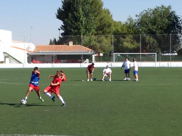 CampusBolanos's tweet photo. Primer partido de la mañana. Correctivo de los chicos de rojo a los de peto azul. Resultado 9-0 #CampusFutbolBolaños http://t.co/LPZ6Hm0tsJ