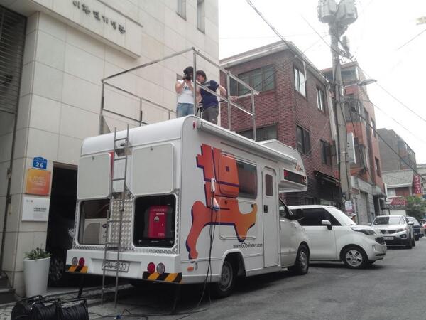 이한열 스튜디오 도착한 go발뉴스 중계1호. 중계장비들 채워넣고 시운전중. 먼길 떠날 뉴스 장돌뱅이 모든 준비 끝!