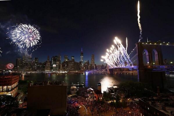 Los fuegos artificiales vistos desde el Brooklyn Bridge Park y al fondo todo el skyline de #Manhattan