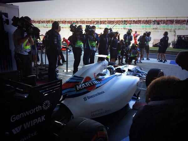 4TMotor's tweet photo. La imagen del fin de semana. Sussie Wolf a pista en el @WilliamsRacing para los FP del GP de Silverstone http://t.co/rGcADaN2ut