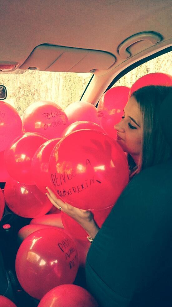 Naialean's tweet photo. Que @rubenarbeloa llene el coche lleno de globos con notitas para mi NO TIENE PRECIO! Onena zeaaa! <3 http://t.co/mZ5LNQHsWc