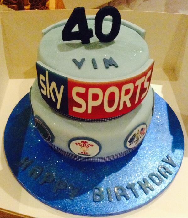 CakeByEmmaBirks's tweet photo. 40th birthday cake for a big sports fan.#cake#cupcake http://t.co/3WP5bH3PTP