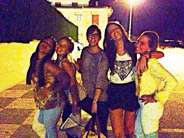 melanipitu's tweet photo. Despues de mucho tiempo al fin juntas!!! Se os quieres guarris!! ♥♥ http://t.co/n8Whk4dTnV