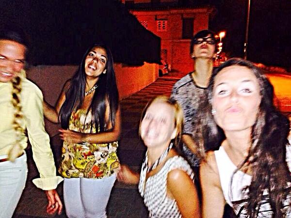 melanipitu's tweet photo. Despues de mucho tiempo al fin juntas!!! Se os quieres guarris!! ♥♥ http://t.co/n8Whk4dTnV