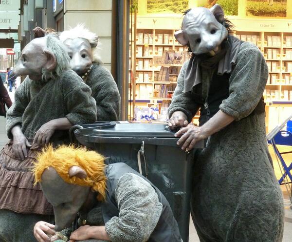 LA STRADA hat begonnen! Die Ratten des Theaters PASPARTOUT machten den Anfang beim Sektempfang #LASTRADA #BREMEN