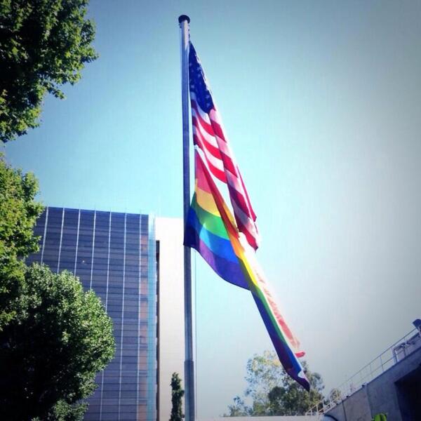 JamesCostos's tweet photo. La Embajada iza la bandera del orgullo #LGTB con motivo del #Orgullo2014 #Madrid #Spain @MADRID @HRC http://t.co/LdAb9aH63e