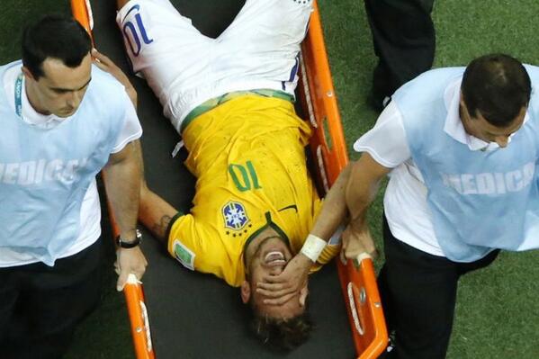 leparisiensport's tweet photo. Mondial 2014 : blessure de Neymar, un drame national au Brésil et sur Twitter >>http://t.co/Y0pB0Sp79o http://t.co/a2Q8E0vnoA