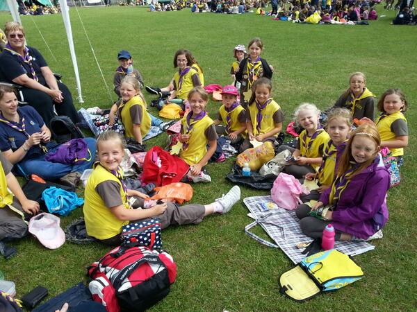 beckytompkinson's tweet photo. @gguidinganglia we are having fun at Essex SE star quest day! Picnic for 1700! #bigbrowniebirthday http://t.co/rl5UUxdbOG