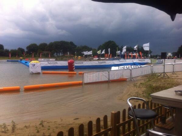 Inmiddels zijn de junioren meisjes gestart in de Domelaar.... daar komt het met bakken uit de lucht! #regen #triho