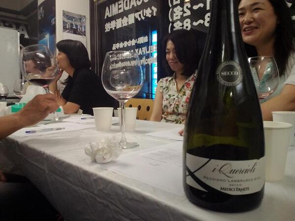 AccademiaTokyo's tweet photo. Eccoci al Wine seminar di questa sera, Lambrusco secco frizzante. http://t.co/qEGJmmitFQ