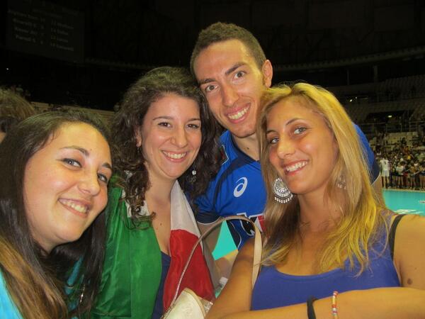 robby_tess's tweet photo. Noi non facciamo i selfie...siamo all'antica!😝😝 @elips91 @francescasimo91 http://t.co/7pxm3sYcCW