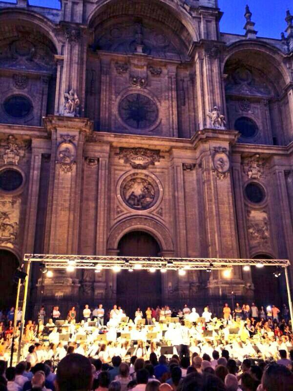 FerrerFerran_'s tweet photo. QUE BELLEZA!, mi LA PASSIO DE CRIST a los pies de la catedral de Granada con @BandadeArmilla gracias interpretación http://t.co/Z2H5sitJHo