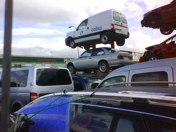 BmwPowerE30's tweet photo. En algun lugar de España... Que clase de deficiente mental manda un M3 e30 para el desguace?? #BmwPower http://t.co/zKeRSlzDHM