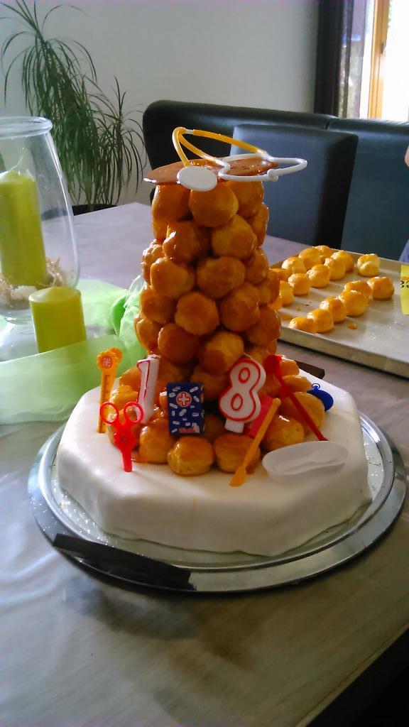 Ben_J_M's tweet photo. Gateau pour la soirée ! Mon papi m'a même mis des trucs pour la PACES !! #Partynauseous #CakeLike #lovelive http://t.co/YxenxYcaZT