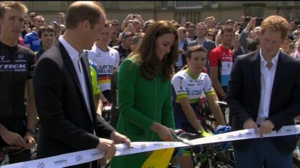 ITVCalendar_TdF's tweet photo. Royals greet cyclists at #Harewood http://t.co/lHUhhxzzHz #TourDeFrance #Cycling #TdF #Royals http://t.co/RlwtGmBhEt