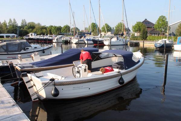 OttenhomeHeeg's tweet photo. Huur een sloep bij mij! Onder RT's van onze berichten verloot ik 25/8 een gratis kampeersloep-weekendarrangement! http://t.co/3k1NyrEywI