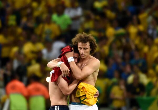 Eurosport_FR's tweet photo. VIDEO A REVOIR: La belle image après Brésil-Colombie de James Rodriguez consolé par David Luiz http://t.co/2RyG7HVDIc http://t.co/2iodMawtKx