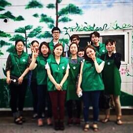 CanSBUX's tweet photo. “@anny_104594: #매장소식 [충북지역] 실버바리스타~ 청주지역에서는 어김없이 봉사활동을 다녀왔는데요 즐거운 마음으로 봉사활동을 하는 파트너들이 너무 예쁩니다^^ @starbuckskorea http://t.co/hfBXHIfT5t