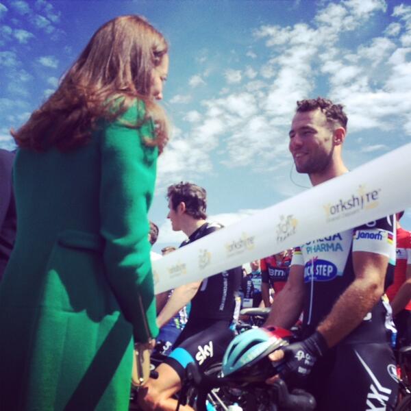 LeTour's tweet image. .#KateMiddleton and @MarkCavendish together at the starting line #TDF