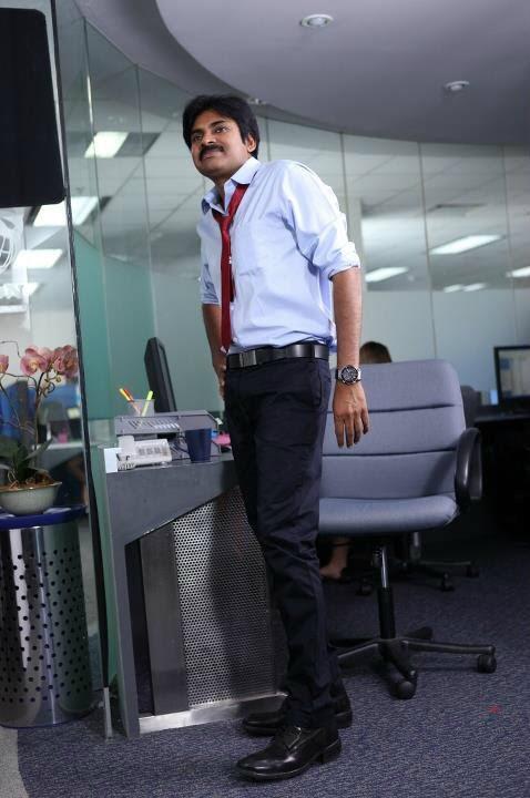 PawanKalyanFan's tweet image. #PawanKalyan in #Teenamar.  rare picture

Formals lo aa class 8-)