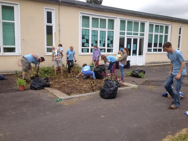psandeman's tweet photo. Community spirit. Volunteers from Holland Road Baptist &amp; @hopebrighton helping clear grounds at Carden School http://t.co/XqWBfxb7Zk
