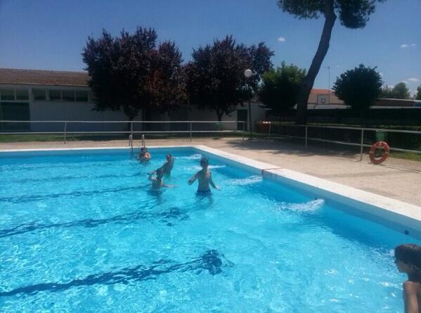 CampusBolanos's tweet photo. Último baño en la piscina. En breves momentos nos dirigiremos al restaurante para comer #CampusFutbolBolaños http://t.co/g1ZSL0ups3