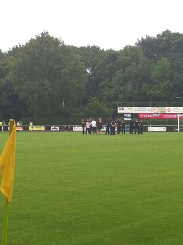 vvGOMOS's tweet image. Cloppenburg inspecteerd de puike grasmat van GOMOS. Hulde aan @MarkusRozenveld #maxgarden