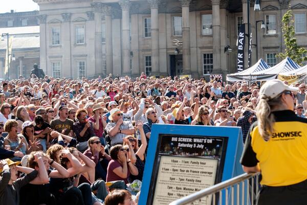 sdb's tweet image. .@examiner @bbctdf Reaction to Cavendish crash at Huddersfield St George&apos;s Sq #hypervelocity