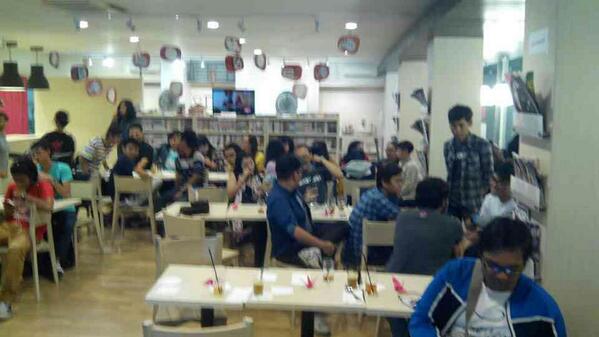 kaskus911's tweet photo. Petjah abis bukber bareng tetangga @kaskusone kapan lagi bukber ada stand up comedynya http://t.co/Mqi4u0AFE3