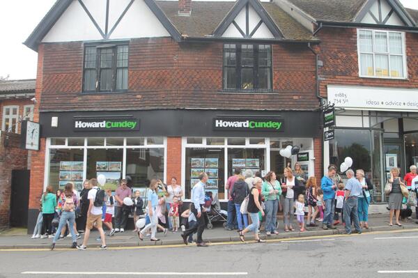 HowardCundeyOxt's tweet photo. Just a few snaps from the Oxted Carnival. Given away over 100 cupcakes and Howard Cundey Balloons enjoy. http://t.co/tiwt4sFmtf