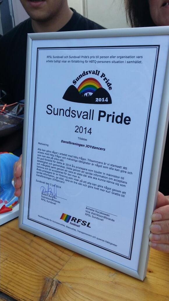 sundsvallpride's tweet photo. Årets pristagare av hederspriset @sundsvallpride Dansföreningen JOYdancers #sundsvallpride http://t.co/nyNmXbMOAP