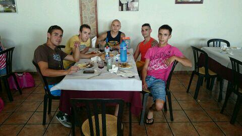 Moriko_HardHool's tweet photo. Celebrando el kumple de @serranoepila kon @Marcosepila el samuel y el jariko. Uleeenn!!! #komolaszumbamos http://t.co/J7R9dejgeX