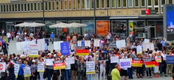 farni11's tweet photo. #TakeOffJustLogo in Köln http://t.co/QqnfEF0xqz