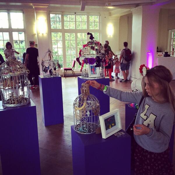 SundayStyling's tweet image. Having a great Saturday afternoon at the @ClairesUK_PR #rainbowlooms party #LondonZoo