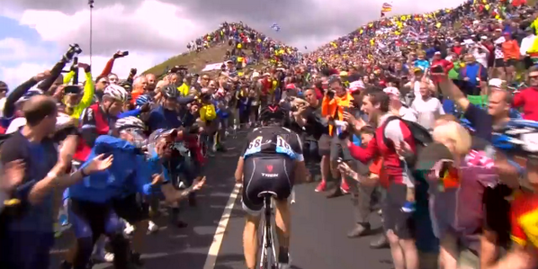LeTour's tweet photo. WOW, quelle foule !! Combien de fans d'après vous ? / WOW what a crowd!! How many fans ? #Merci @letouryorkshire #TDF http://t.co/7PBtRZsSfc