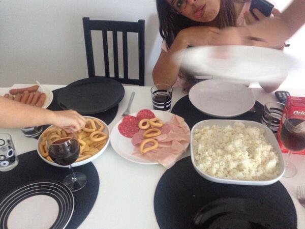 silviaortizz's tweet photo. Un día es un día jajajajajajajaja @ChicaOlavarria @sandrasc_94 @11_elenita @MeryRM94 http://t.co/LgduXMxmSk