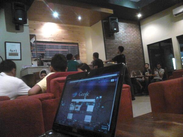 RionAlfred's tweet photo. At @BrandonYustinus 's cafe bacok @RinoAlfons http://t.co/Q1H5eBzRF2
