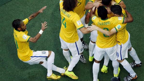 [VIDEO] La accidentada celebración de Neymar en el gol de Brasil ante Colombia ow.ly/yOmLf