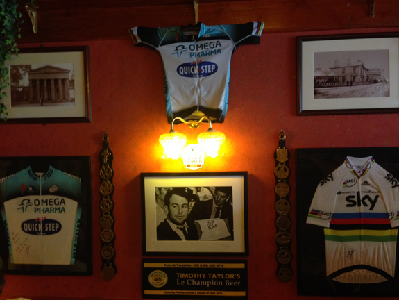 LeTour's tweet photo. Pendant ce temps là dans le bar CVNDSH à 100 m de l'arrivée... / Meanwhile, in the CVNDSH pub... #TDF @MarkCavendish http://t.co/Q4DjlXuied