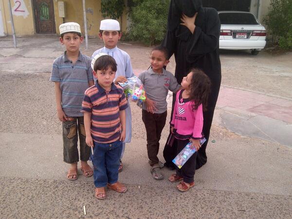 EAutismS's tweet photo. عبدالعزيز يهدي الاطفال الفقراء ألعابا ليدخل الفرحه لقلوبهم في هذا الشهر الكريم #على_نهج_زايد http://t.co/dtfNXT4TQp
