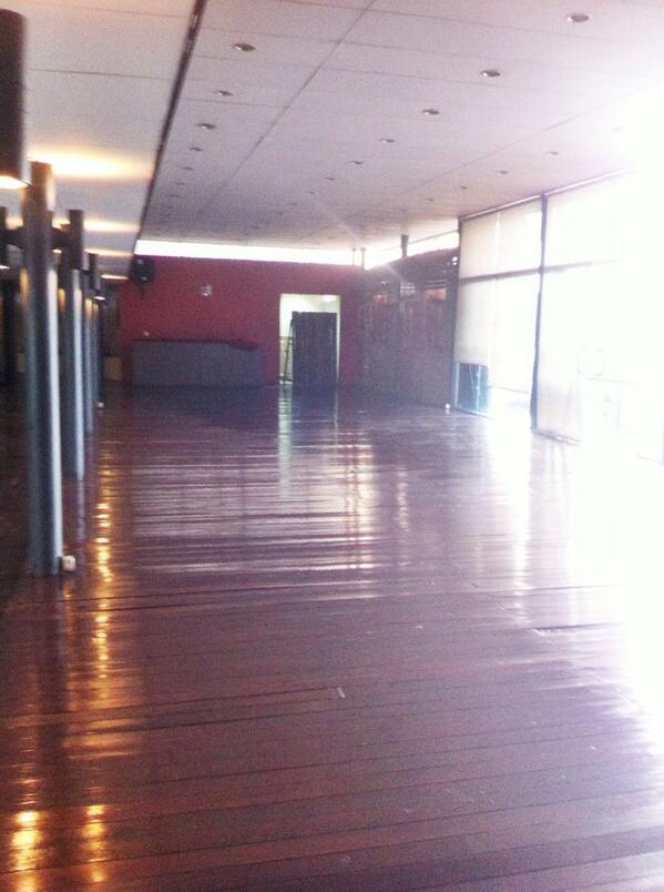 duadua_12's tweet photo. Tempat kita bukber. Nanti ditata lagi ada meja, kursi dsb http://t.co/HuUo9OtnMt