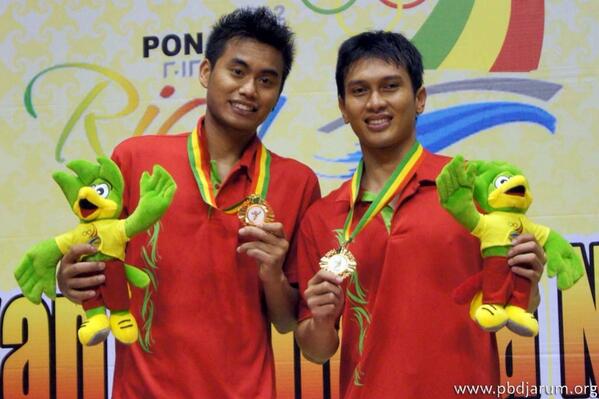 ahsanhendra_fc's tweet photo. Hasilnya? Dapet emas perorangan setelah menang dari wakil DKI, Agripina/Gideon #PON2012 http://t.co/Ajpd48TNW7