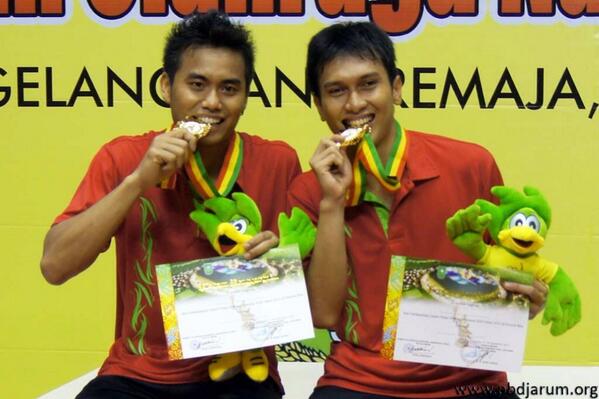 ahsanhendra_fc's tweet photo. Hasilnya? Dapet emas perorangan setelah menang dari wakil DKI, Agripina/Gideon #PON2012 http://t.co/Ajpd48TNW7