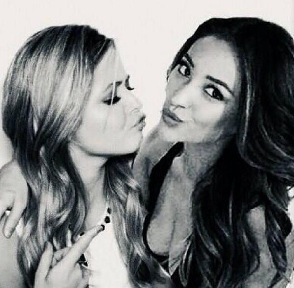 miss_jillyb's tweet image. 3 dAys #PrettyLittleLiars #Emison #EmisonKiss